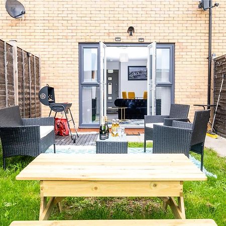 Luxury 2 Bed House City Centre ✘ Bbq & Garden ☆ Family Friendly→ Swingball & Outdoor Furniture - Free Parking → With 50 Inch Smart Tv, Free Netflix & Wifi ✘ Comfy Seating Area - By Maevela 伯明翰 外观 照片