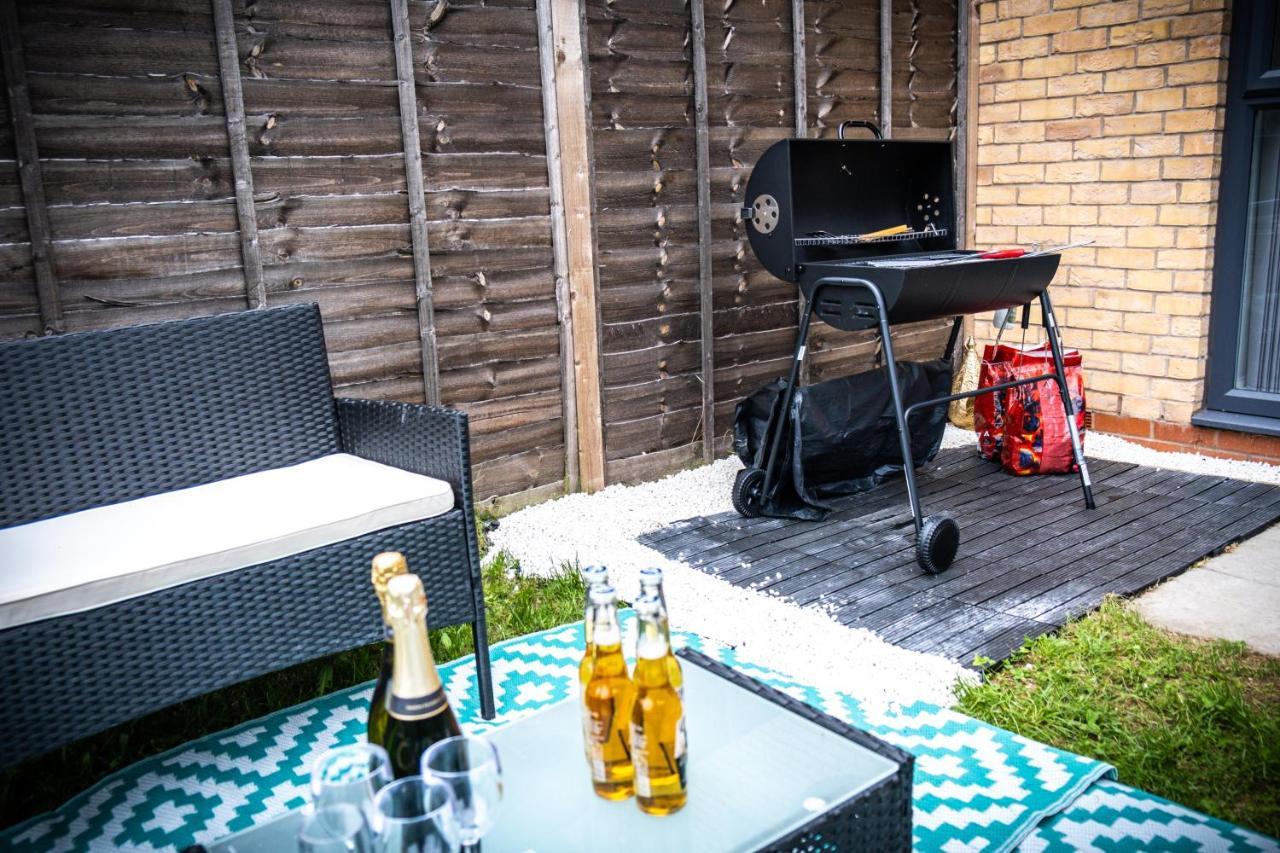 Luxury 2 Bed House City Centre ✘ Bbq & Garden ☆ Family Friendly→ Swingball & Outdoor Furniture - Free Parking → With 50 Inch Smart Tv, Free Netflix & Wifi ✘ Comfy Seating Area - By Maevela 伯明翰 外观 照片
