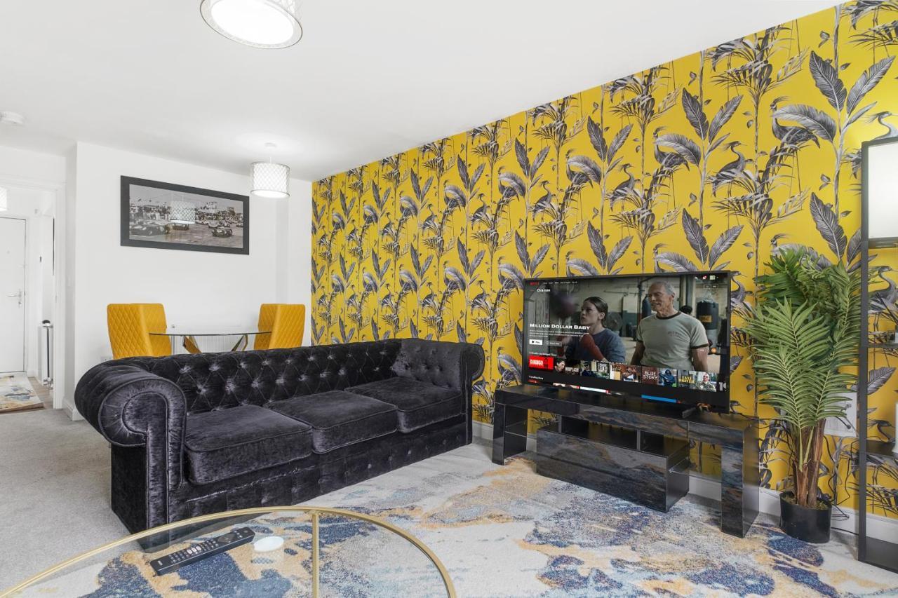 Luxury 2 Bed House City Centre ✘ Bbq & Garden ☆ Family Friendly→ Swingball & Outdoor Furniture - Free Parking → With 50 Inch Smart Tv, Free Netflix & Wifi ✘ Comfy Seating Area - By Maevela 伯明翰 外观 照片