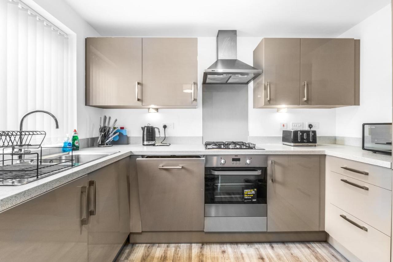 Luxury 2 Bed House City Centre ✘ Bbq & Garden ☆ Family Friendly→ Swingball & Outdoor Furniture - Free Parking → With 50 Inch Smart Tv, Free Netflix & Wifi ✘ Comfy Seating Area - By Maevela 伯明翰 外观 照片