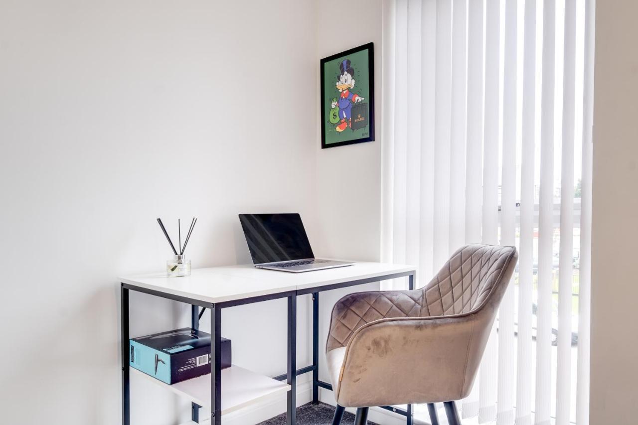 Luxury 2 Bed House City Centre ✘ Bbq & Garden ☆ Family Friendly→ Swingball & Outdoor Furniture - Free Parking → With 50 Inch Smart Tv, Free Netflix & Wifi ✘ Comfy Seating Area - By Maevela 伯明翰 外观 照片