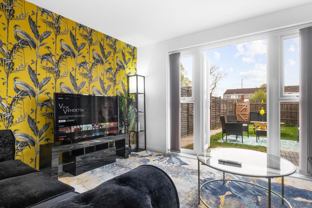 Luxury 2 Bed House City Centre ✘ Bbq & Garden ☆ Family Friendly→ Swingball & Outdoor Furniture - Free Parking → With 50 Inch Smart Tv, Free Netflix & Wifi ✘ Comfy Seating Area - By Maevela 伯明翰 外观 照片