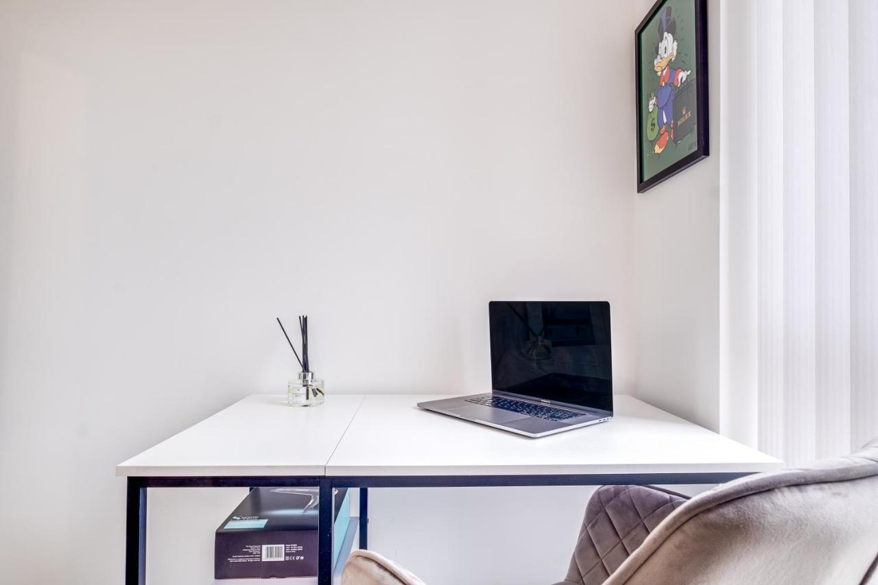 Luxury 2 Bed House City Centre ✘ Bbq & Garden ☆ Family Friendly→ Swingball & Outdoor Furniture - Free Parking → With 50 Inch Smart Tv, Free Netflix & Wifi ✘ Comfy Seating Area - By Maevela 伯明翰 外观 照片